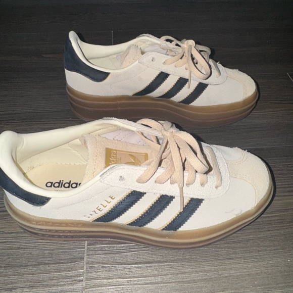 adidas Shoes - Adidas Gazelle Shoes
Size: 5 / Quantity: 1
Color: Cream White / Core Black /
